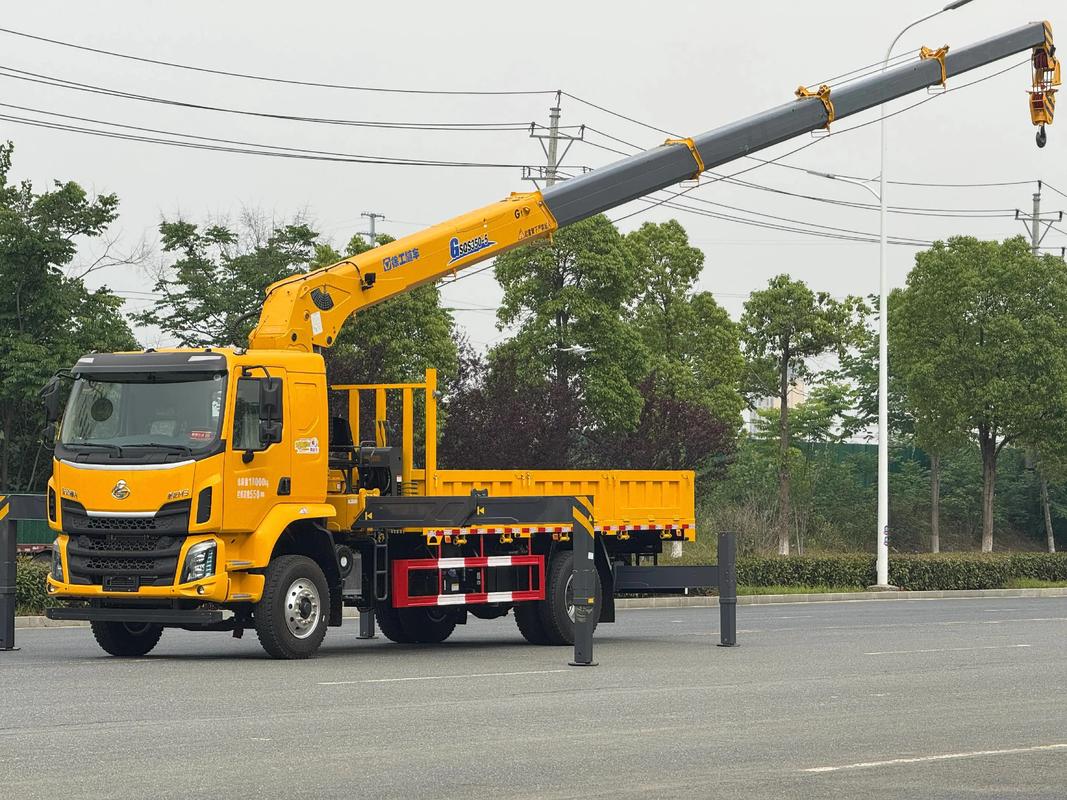 隨車吊廠家首發 柳汽乘龍玉柴270馬力搭配徐工14噸上裝，開創行業新標桿